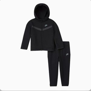 🖤$100. Nike Sportswear Tech Fleece Black Track Suit W/Tee Shirt. Infant SZ:24M